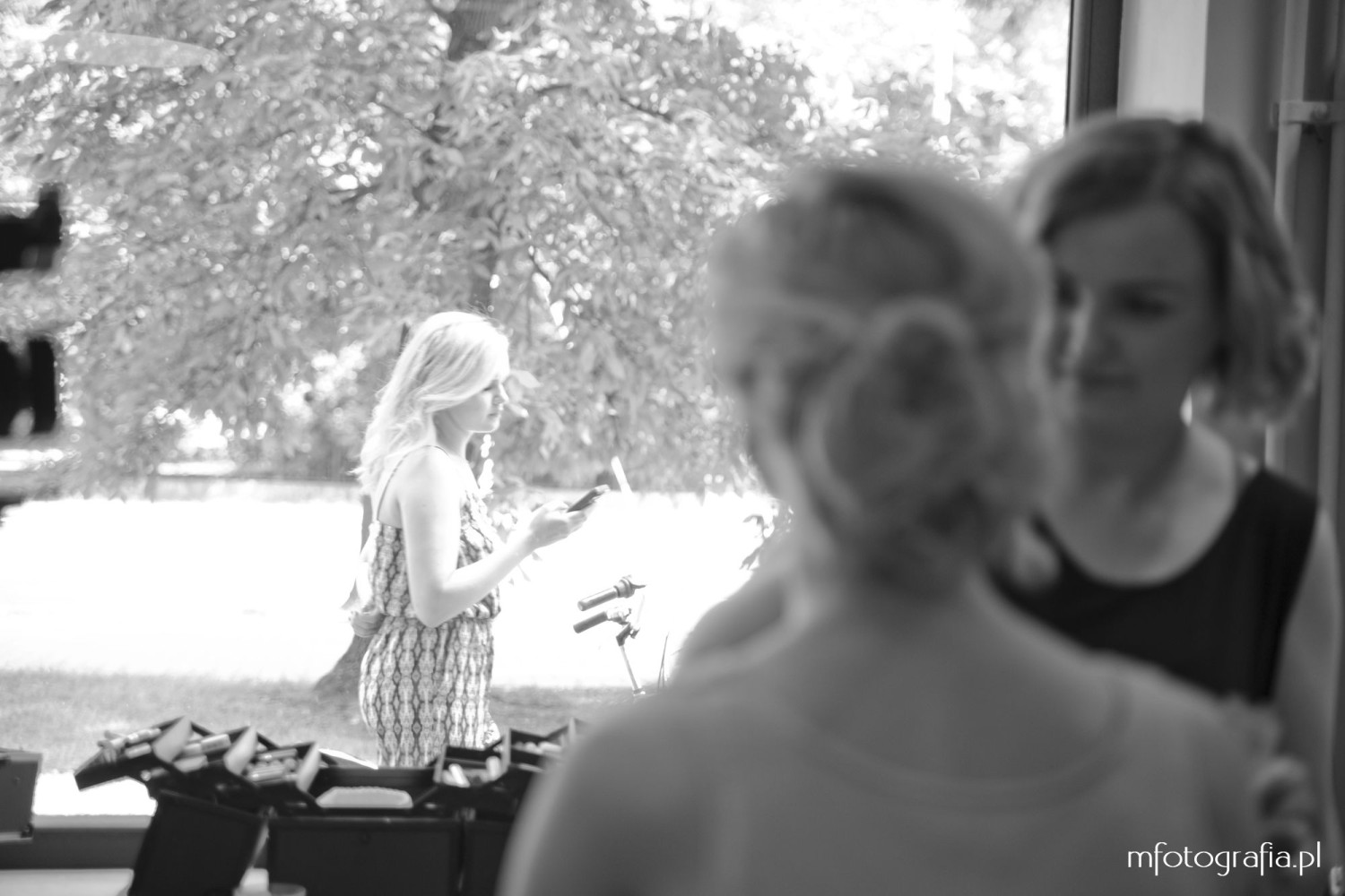 emocje fotografowane podzczas przygotowań w salonie kosmetycznym